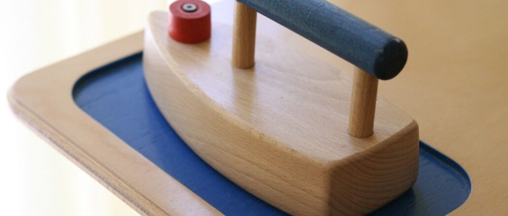 Spielzeugbügeleisen aus Holz