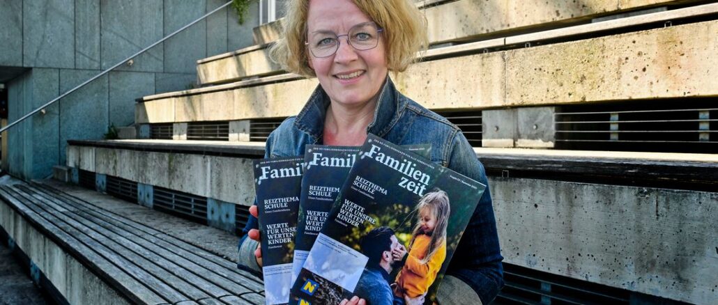 Familien-Landesrätin Christiane Teschl-Hofmeister mit der Herbstausgabe der „Familienzeit“. © NLK Filzwieser