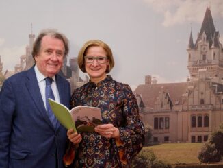 Landeshauptfrau Johanna Mikl-Leitner mit Rudolf Buchbinder, der künstlerische Leiter des Festivals Grafenegg. © NLK Pfeiffer
