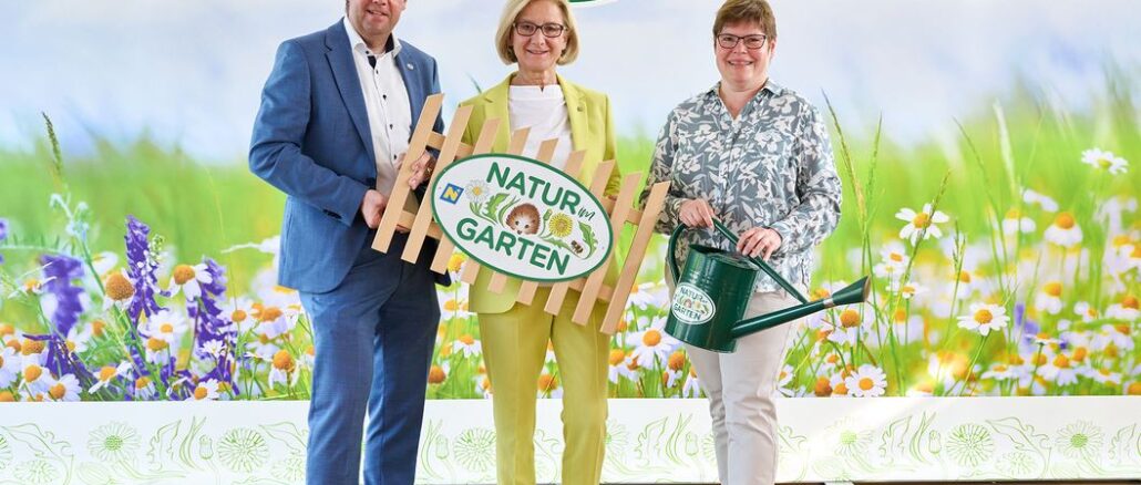 "Natur im Garten" Geschäftsführer Matthias Wobornik, Landeshauptfrau Johanna Mikl-Leitner und "Natur im Garten" Geschäftsführerin Christa Lackner (v.l.n.r.) © NLK Pfeiffer