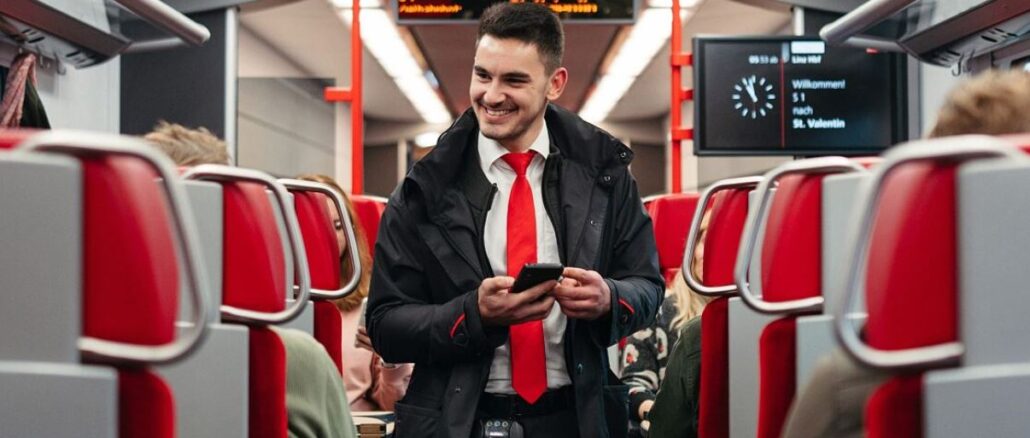 Zugbegleiter (© ÖBB _ Lukas Leonte)-min Wer was kann, geht zur Bahn: ÖBB nehmen in Wien, NÖ und Burgenland heuer rund 2.500 neue Mitarbeiter:innen auf