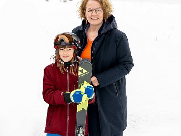 skitag-min Familien-Landesrätin Christiane Teschl-Hofmeister mit Magdalena. © NLK Burchhart