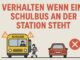 Wenn ein Schulbus an der Haltestelle steht