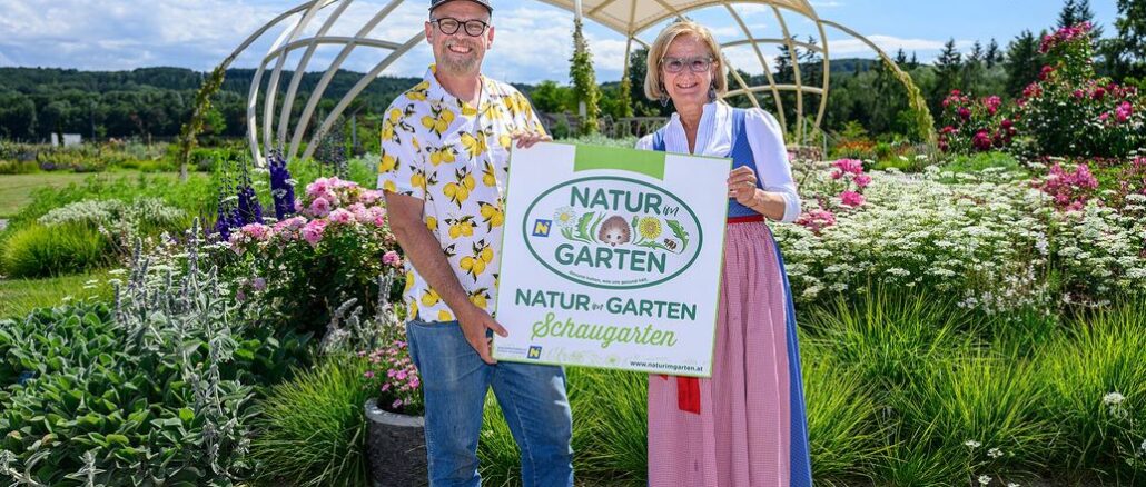 Schaugärtner Reinhard Oberleitner von „Oberleitner Gartenkultur“ und Landeshauptfrau Johanna Mikl-Leitner