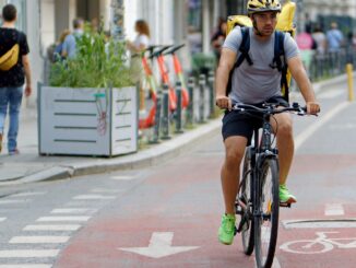 Beim Überholen im Ortsgebiet beträgt der Mindestüberholabstand 1,5 Meter, im Freiland 2 Meter. Doch nicht immer werden diese Abstände von Autos auch eingehalten. © pixabay/surprising media-cyclist