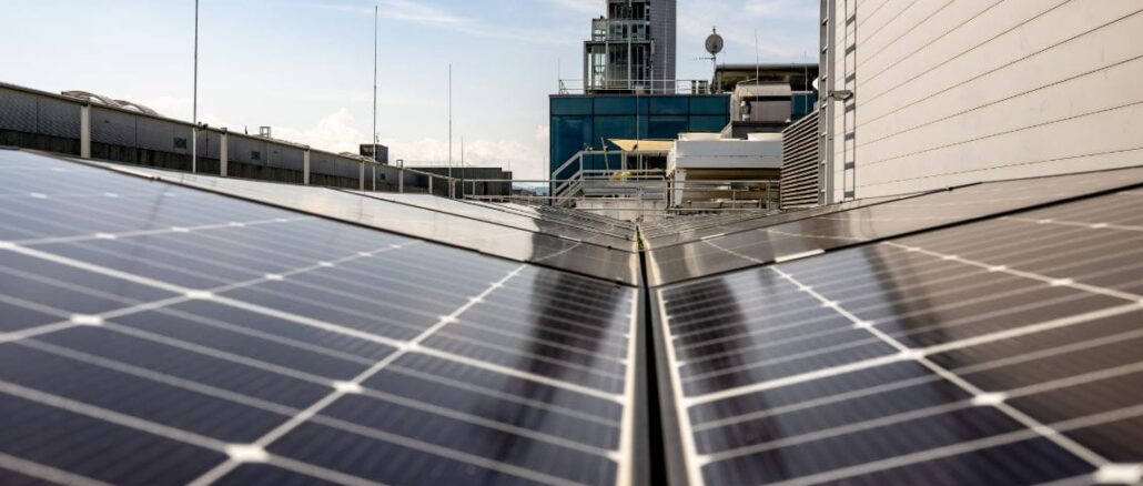 Die PV-Anlage im Regierungsviertel St. Pölten Sonnenkraftwerk NÖ wächst weiter - Ausbau auf Landesgebäuden vor Abschluss