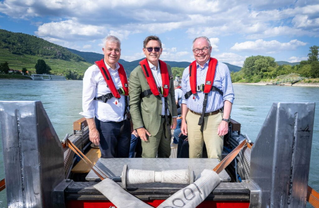 Landesrat Anton Kasser, Bundesminister Peter Hanke und LH-Stellvertreter Stephan Pernkopf bei der Bootsbefahrung auf der Donau (v.l.n.r.). © NLK Khittl