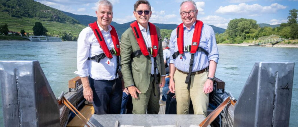 Landesrat Anton Kasser, Bundesminister Peter Hanke und LH-Stellvertreter Stephan Pernkopf bei der Bootsbefahrung auf der Donau (v.l.n.r.). © NLK Khittl